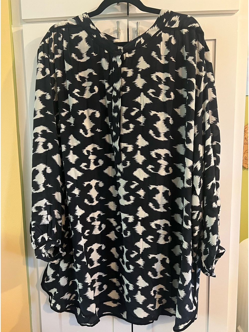 Tolani 100% Silk Black and White Abstract Print Long Sleeve Tunic Blouse